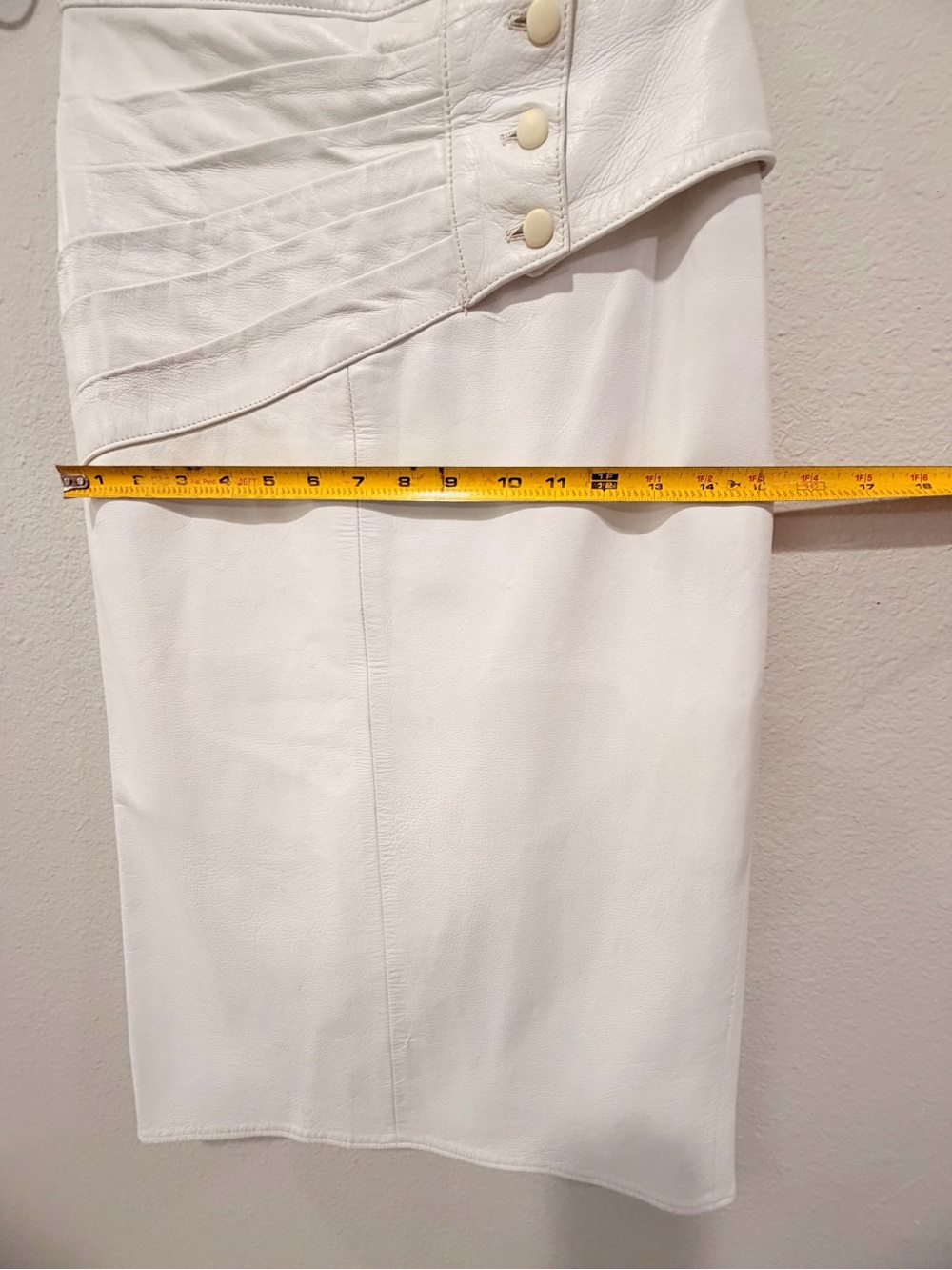 Vintage Vakko Cream Leather Pencil Skirt, Ruched Waist, Quiet Luxury. Old Money - Picture 11 of 17